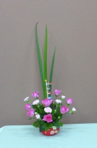 5月5日子供の日 イチゴの器にミニバラのアレンジメント