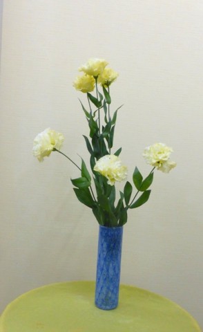 岩田ガラスシリーズ【90】ブルーの網目模様がきれいな花瓶とトルコキキョウ「コサージュイエロー」02