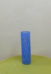 岩田ガラスシリーズ【90】ブルーの網目模様がきれいな花瓶とトルコキキョウ「コサージュイエロー」01