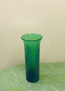 岩田ガラスシリーズ【84】グリーンの花瓶にグリーンのヒマワリ、テマリソウとショウブの葉をそえて02