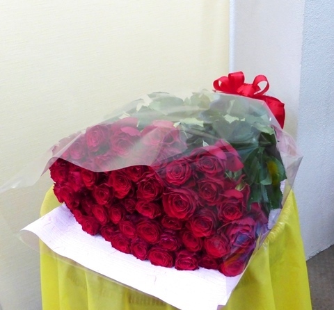 【花束】金婚式のお祝いに50本の赤いバラ「アマダ」の花束