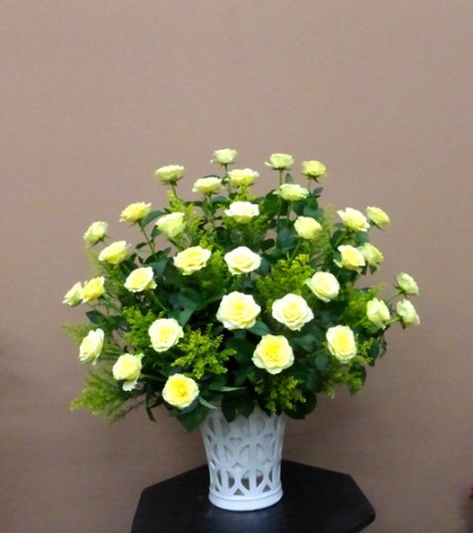 【アレンジメント】カラオケ店のオープンに透かし彫りの器に入った黄色いバラのアレンジメント