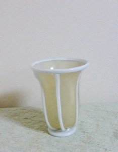 岩田ガラスシリーズ【87】乳白色のラインの入ったゴールドの器とオープンローズ(ホワイト)01