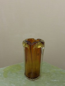 岩田ガラスシリーズ【85】大きなリビングに落ち着いた琥珀色のヒマワリのアレンジ02